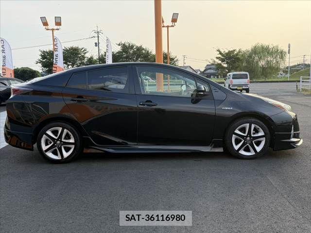Toyota PRIUS 2017-04 8355384-11