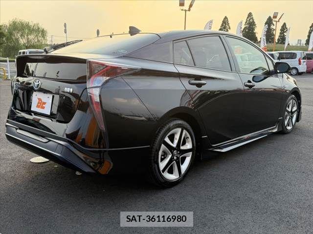 Toyota PRIUS 2017-04 8355384-12