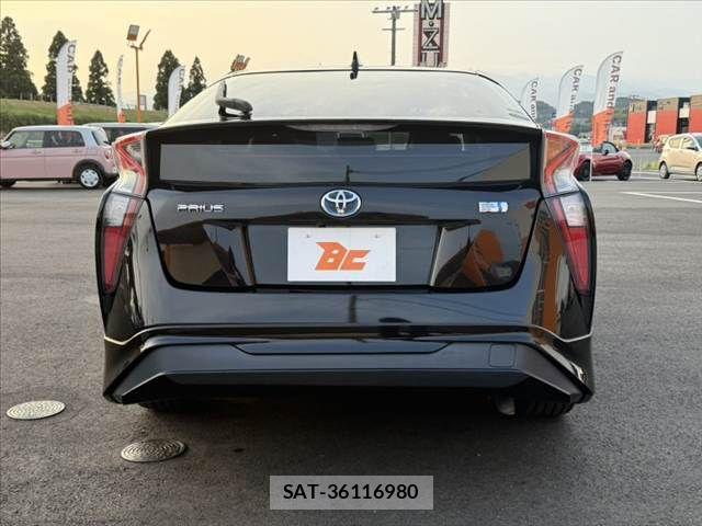 Toyota PRIUS 2017-04 8355384-13