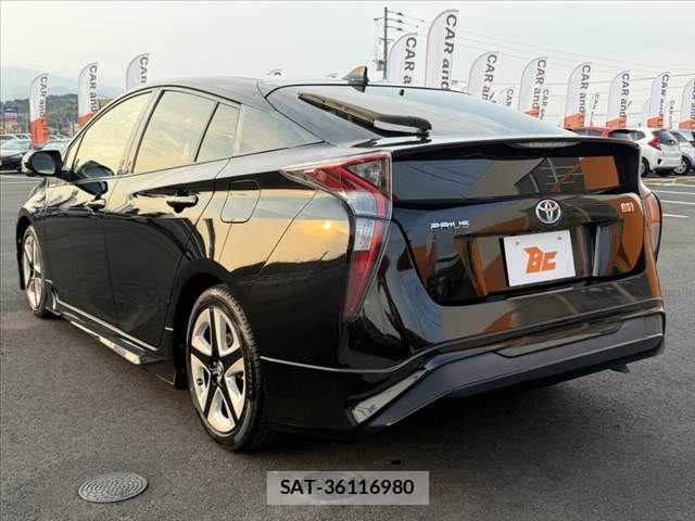 Toyota PRIUS 2017-04 8355384-14