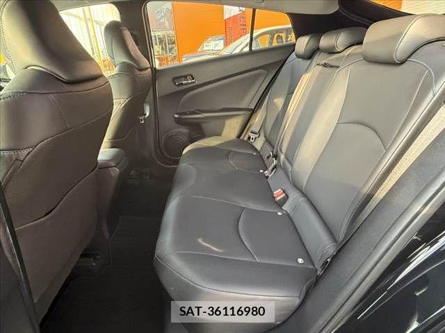 Toyota PRIUS 2017-04 8355384-18