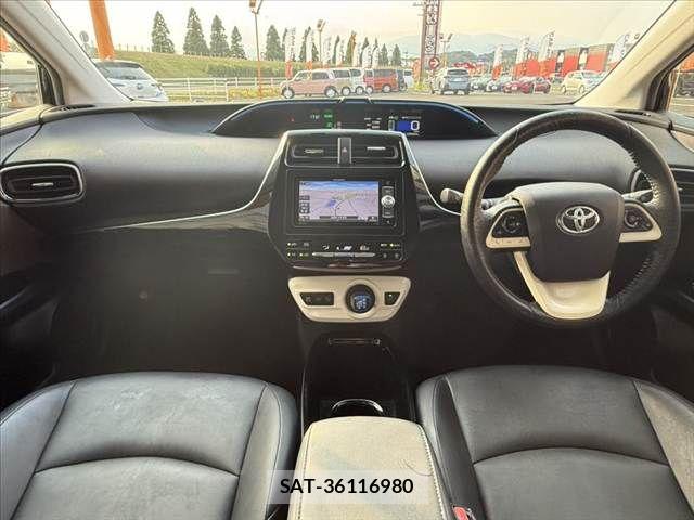 Toyota PRIUS 2017-04 8355384-1