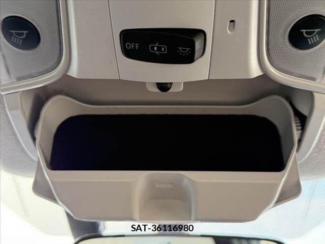 Toyota PRIUS 2017-04 8355384-26
