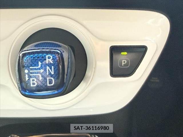 Toyota PRIUS 2017-04 8355384-6