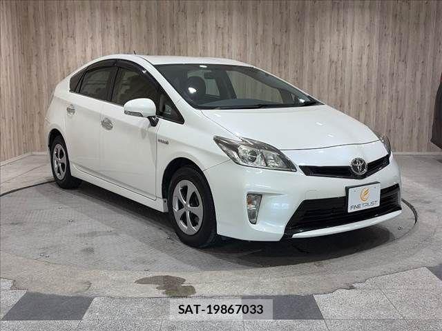 Toyota PRIUS 2015-09 8355389-14
