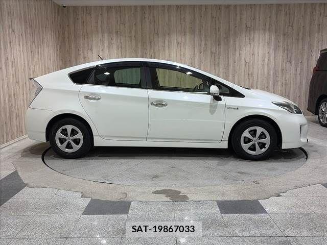 Toyota PRIUS 2015-09 8355389-15