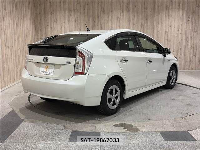 Toyota PRIUS 2015-09 8355389-16