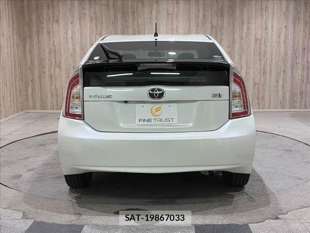 Toyota PRIUS 2015-09 8355389-17