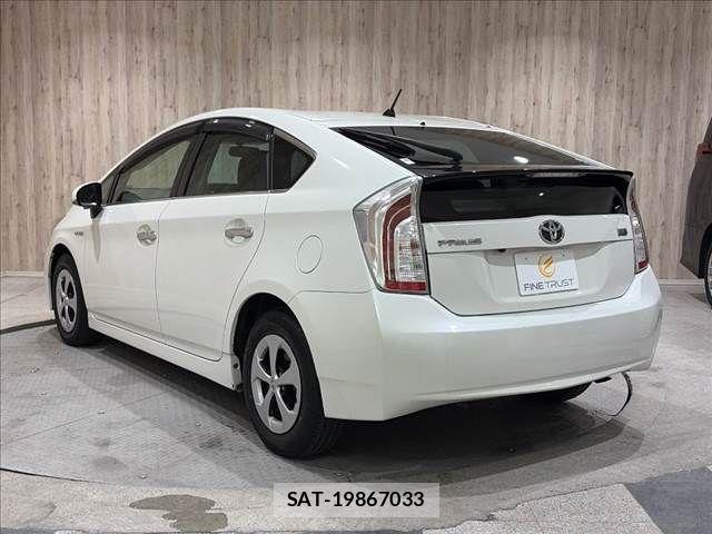 Toyota PRIUS 2015-09 8355389-18