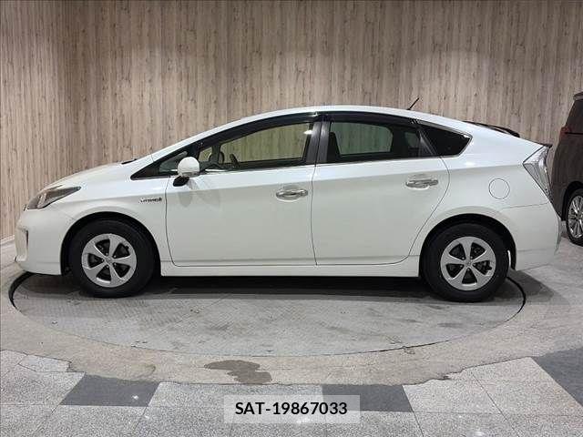 Toyota PRIUS 2015-09 8355389-19