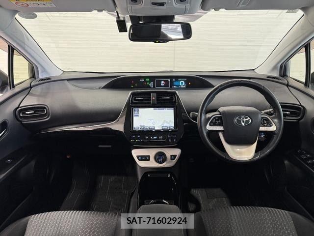 Toyota PRIUS 2018-03 8355376-1