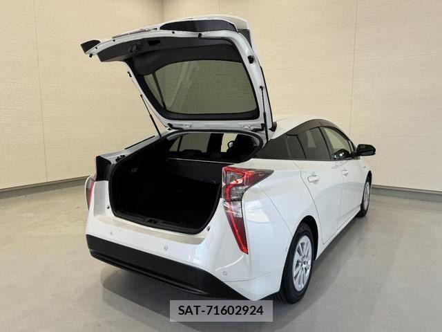 Toyota PRIUS 2018-03 8355376-7