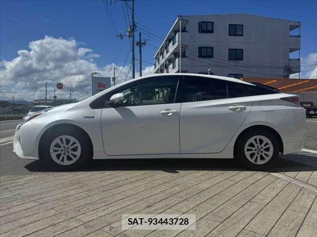 Toyota PRIUS 2017-09 8355385-10
