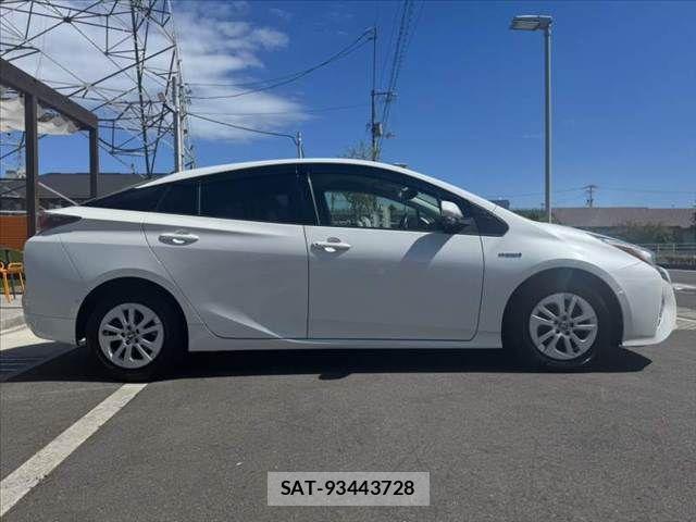 Toyota PRIUS 2017-09 8355385-11