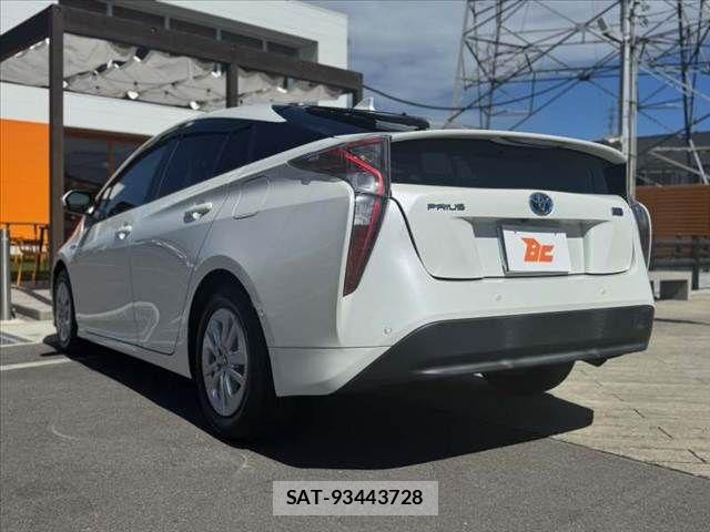 Toyota PRIUS 2017-09 8355385-12