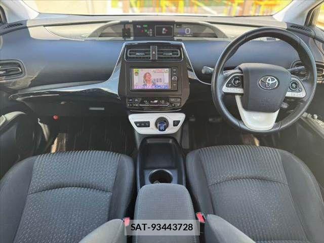 Toyota PRIUS 2017-09 8355385-1