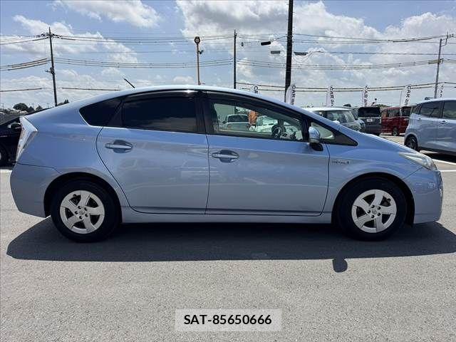 Toyota PRIUS 2011-09 8368195-11