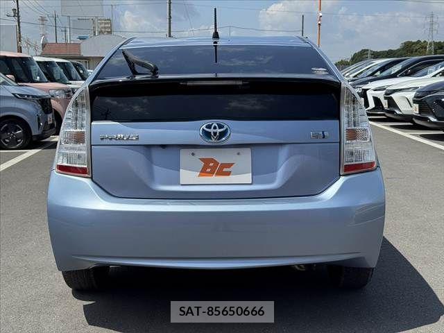 Toyota PRIUS 2011-09 8368195-13