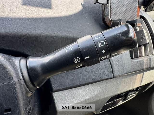 Toyota PRIUS 2011-09 8368195-29