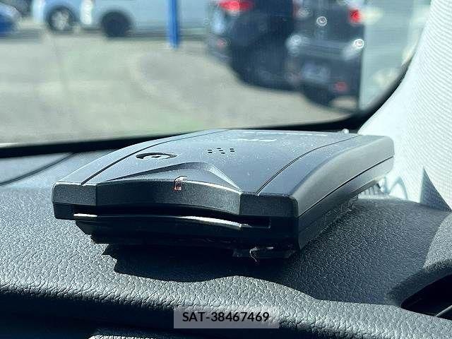 Toyota PRIUS 2022-07 8368145-19