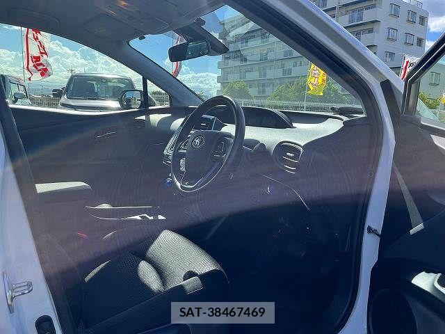 Toyota PRIUS 2022-07 8368145-29