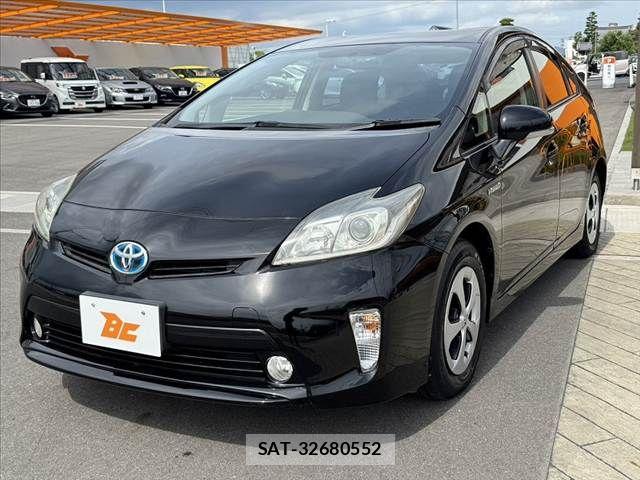 Toyota PRIUS 2014-11 8368177-9
