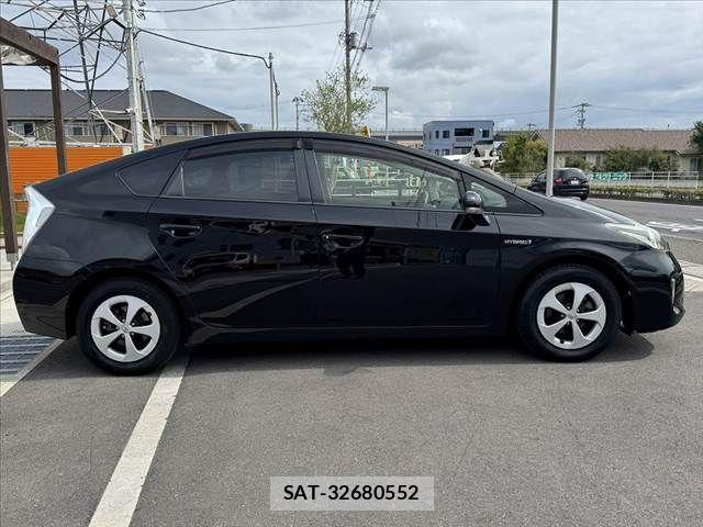 Toyota PRIUS 2014-11 8368177-10