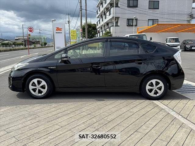 Toyota PRIUS 2014-11 8368177-11
