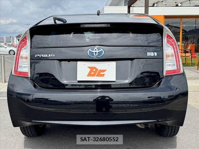 Toyota PRIUS 2014-11 8368177-13