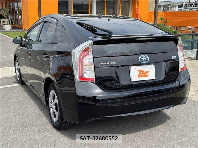 Toyota PRIUS 2014-11 8368177-14