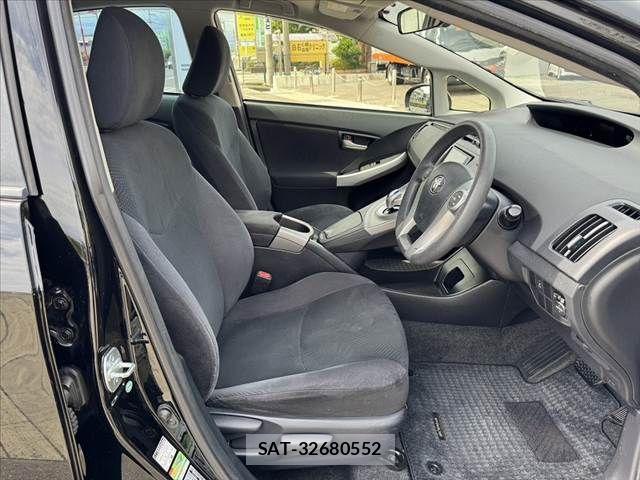 Toyota PRIUS 2014-11 8368177-15