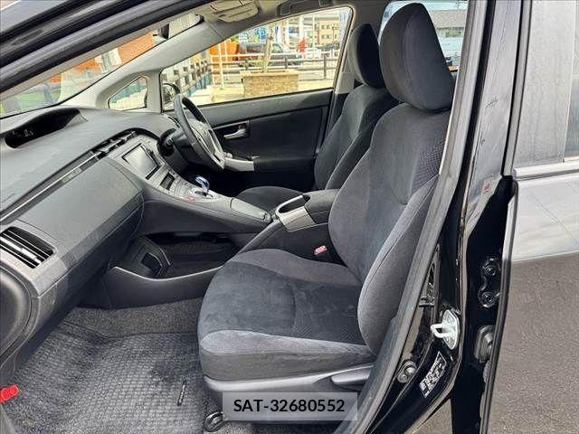 Toyota PRIUS 2014-11 8368177-16