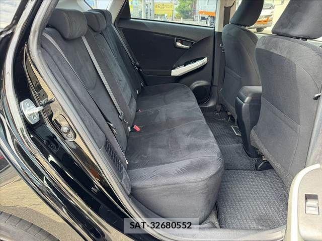 Toyota PRIUS 2014-11 8368177-17