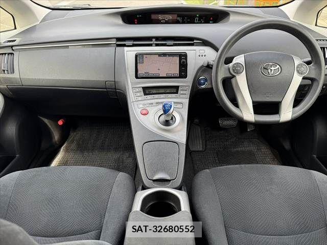 Toyota PRIUS 2014-11 8368177-1