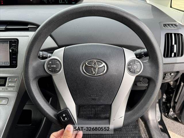 Toyota PRIUS 2014-11 8368177-22