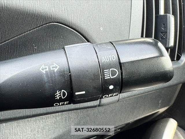 Toyota PRIUS 2014-11 8368177-24