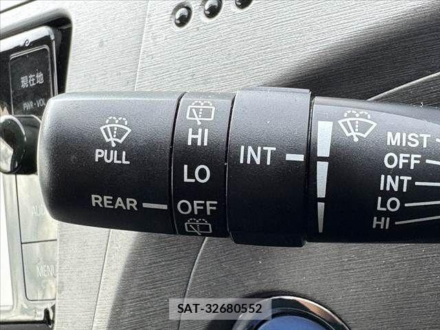 Toyota PRIUS 2014-11 8368177-25