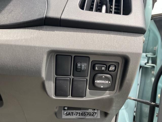 Toyota PRIUS 2011-09 8368197-17