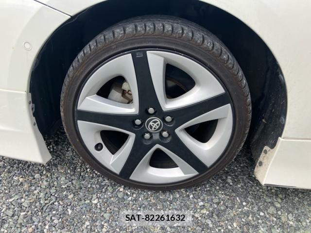 Toyota PRIUS 2017-11 8368169-10