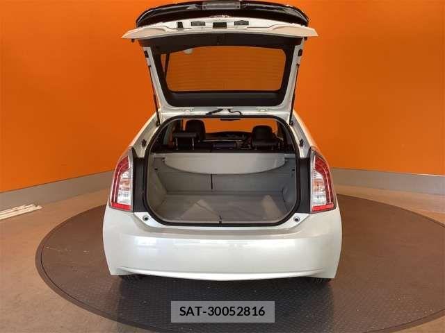Toyota PRIUS 2014-03 8368179-14