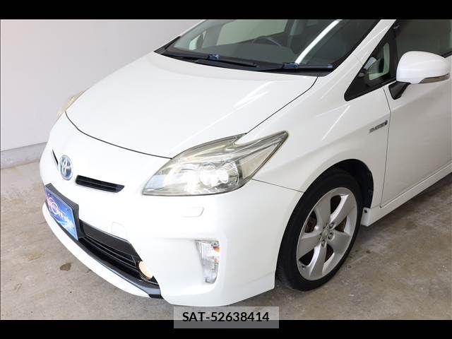 Toyota PRIUS 2013-07 8368171-12