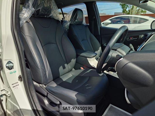 Toyota PRIUS 2017-07 8368144-11