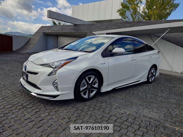 Toyota PRIUS 2017-07 8368144-1