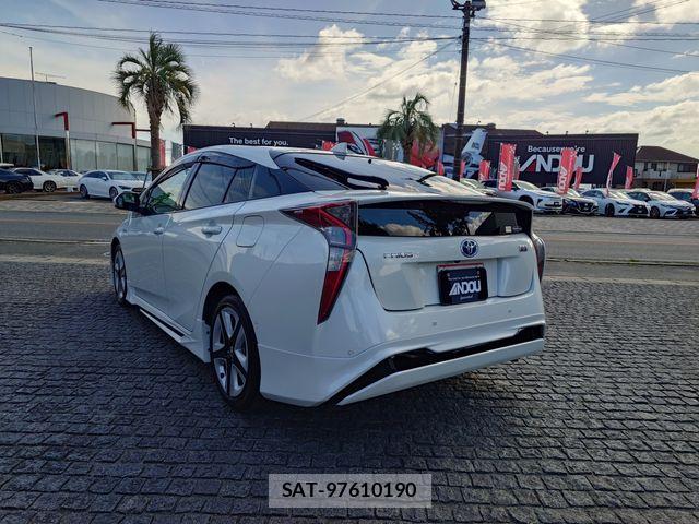 Toyota PRIUS 2017-07 8368144-2