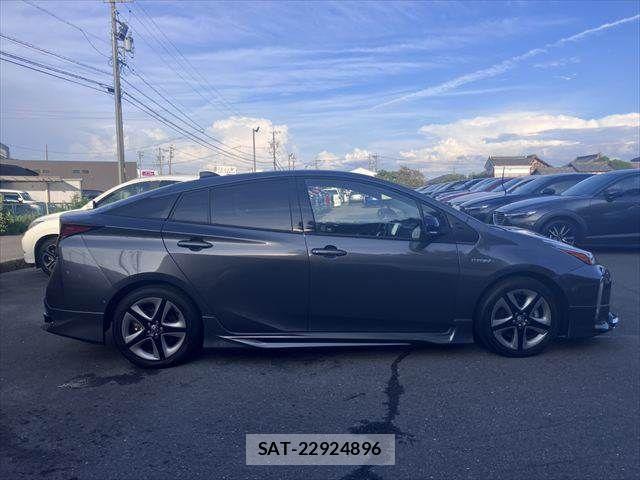 Toyota PRIUS 2019-08 8368149-24