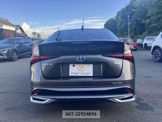 Toyota PRIUS 2019-08 8368149-26