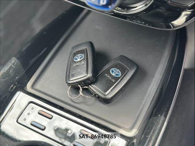 Toyota PRIUS 2019-01 8368143-11