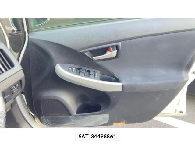 Toyota PRIUS 2012-03 8368182-10