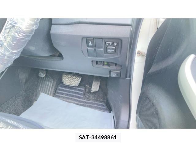 Toyota PRIUS 2012-03 8368182-13