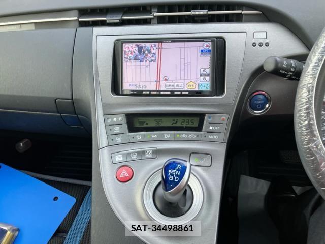 Toyota PRIUS 2012-03 8368182-17